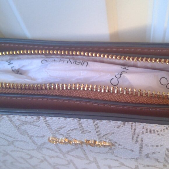 Calvin Klein Crossbody - NWT - Picture 5 of 6